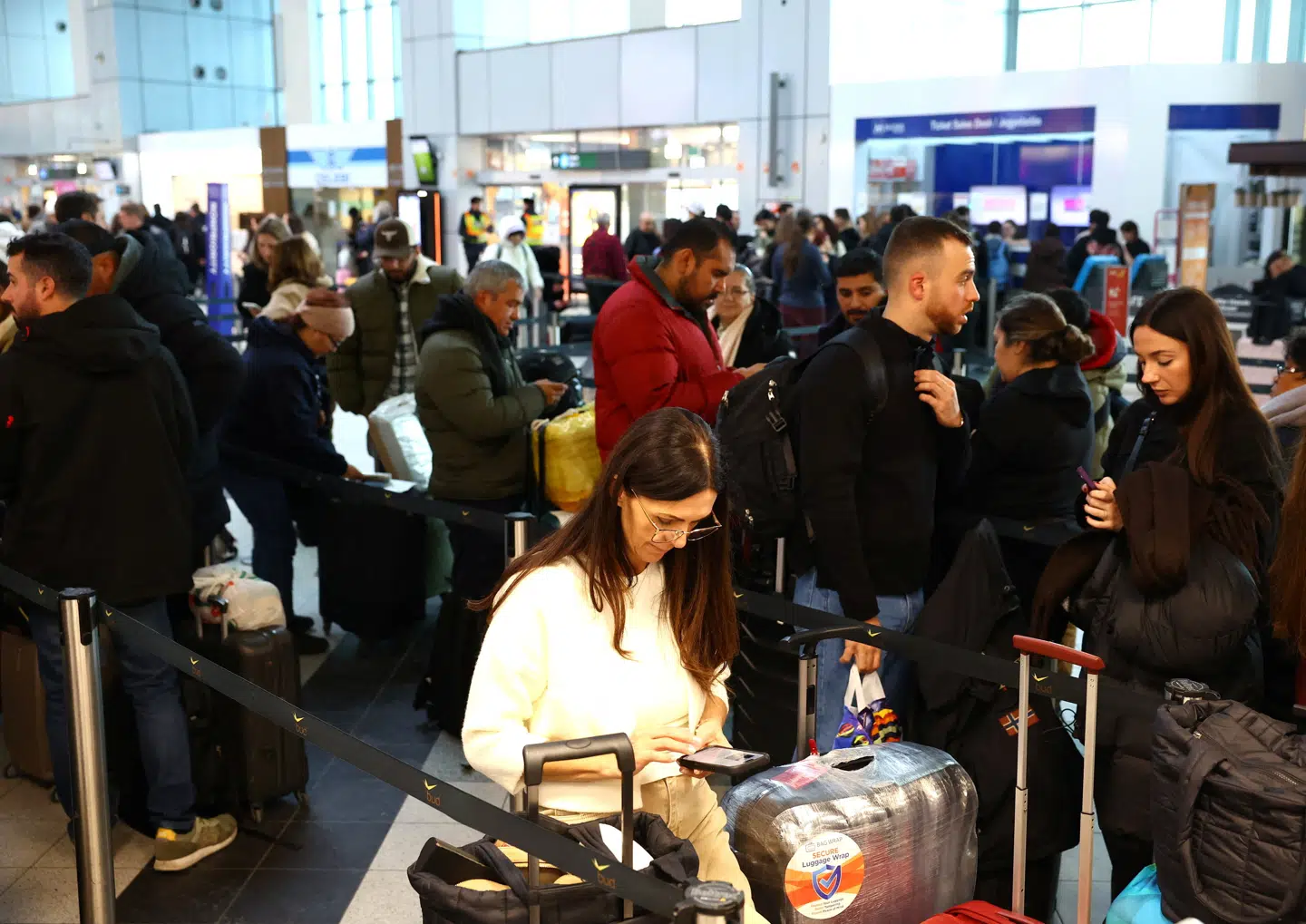 Lige nu skaber is og kulde ekstra problemer i de europæiske lufthavne og giver ventetider, her i lufthavnen i Budapest i Ungarn, men et nyt EU-grænsekontrolsystem har også givet lange køer og skabt store forsinkelser.