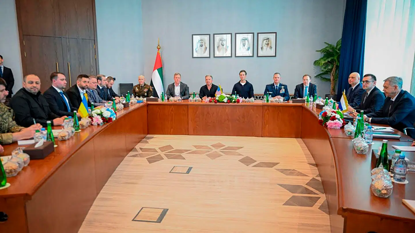 Mellem to to parter fungerede en amerikansk delegation mælgere mellem Rusland og Ukraine.