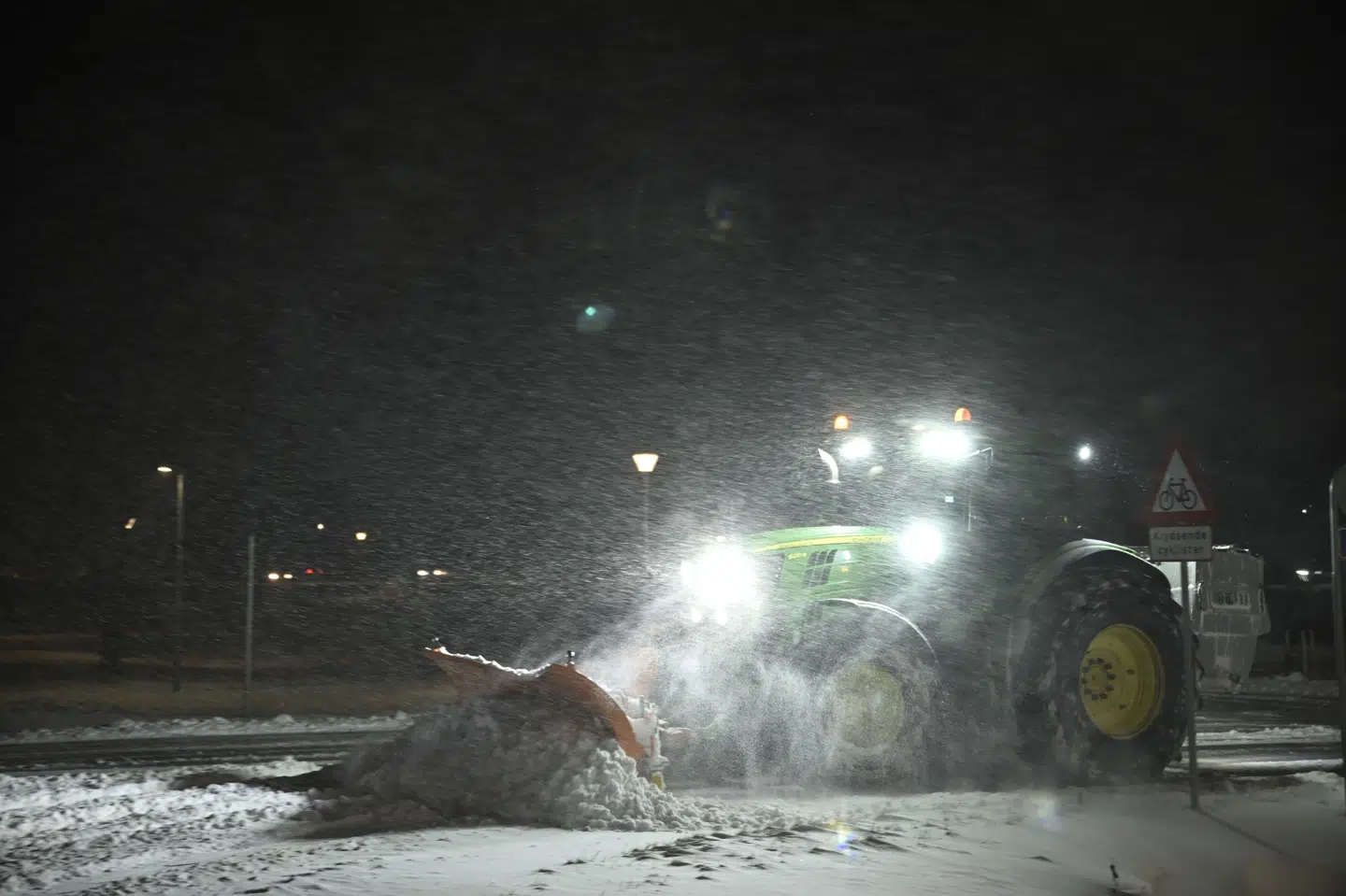Sneplovene har fredag morgen været i gang i Vodskov i Nordjylland for at rydde vejene for store mængder sne. Også i den modsatte ende af landet i København ligger der store snemasser, og her har man for første gang i 15 år sendt sneplove ud. (Arkivfoto).