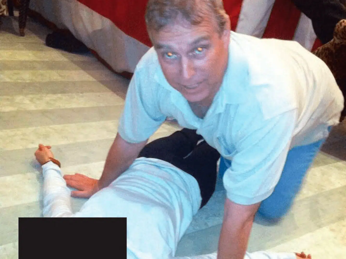 Det er blandt andet dette billede af Andrew Mountbatten Windsor, som er dukket op i de nye filer, og som har trukket overskrifter.