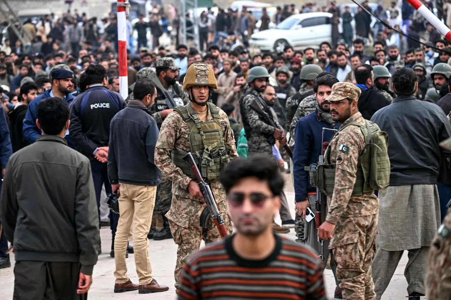 Soldater holder vagt uden for moskéen i Islamabad efter eksplosionen fredag.