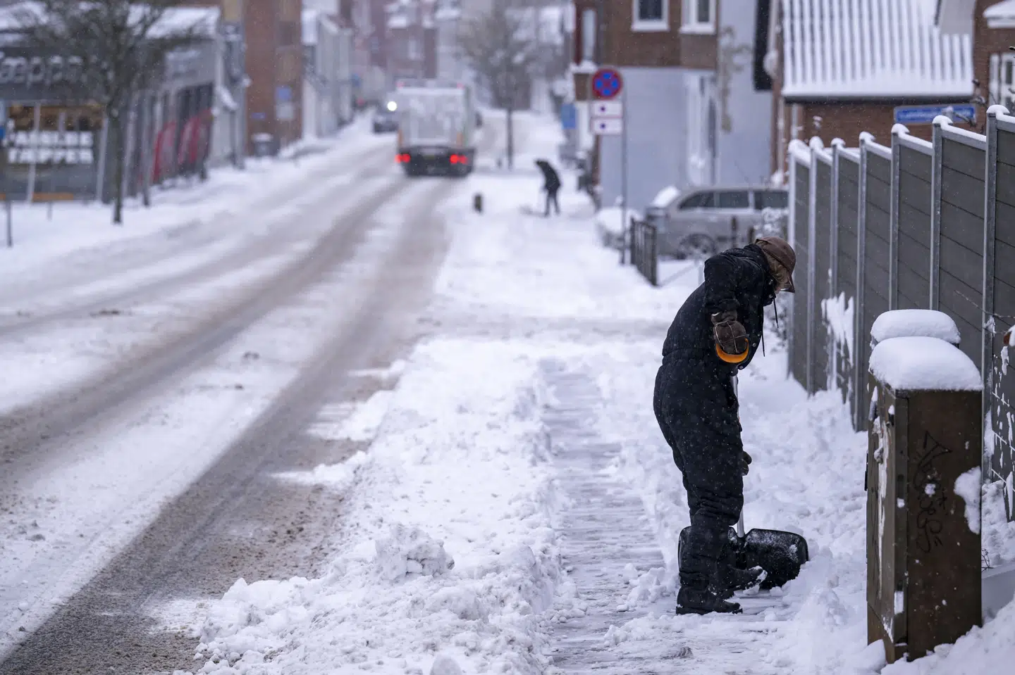 Fredag er Danmark blevet ramt af en stor mængde sne, hvor der lokalt kan falde op til 30 centimeter sne ifølge DMI.