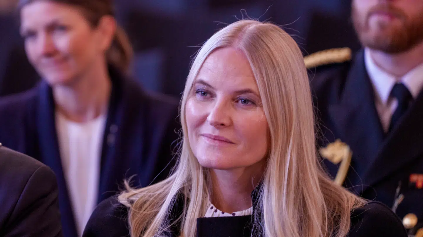 Kronprinsesse Mette-Marit undskylder for første gang efter de seneste afsløringer.