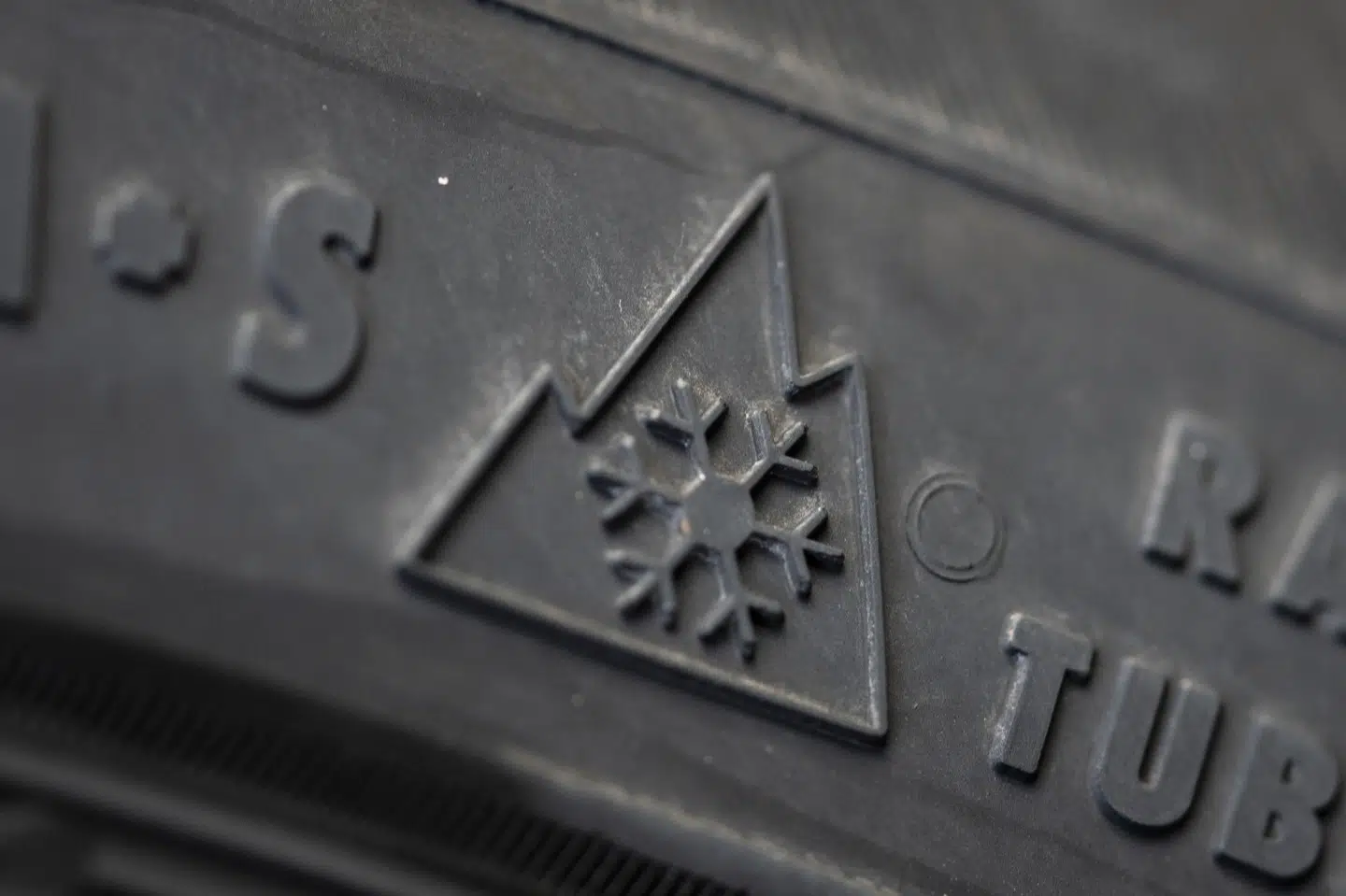 Symbolet med det tretakkede bjerg og en snekrystal viser, at dækket er egnet til det meste snevejr. Kører man med uegnede dæk, udløser det en bøde. (Arkivfoto).