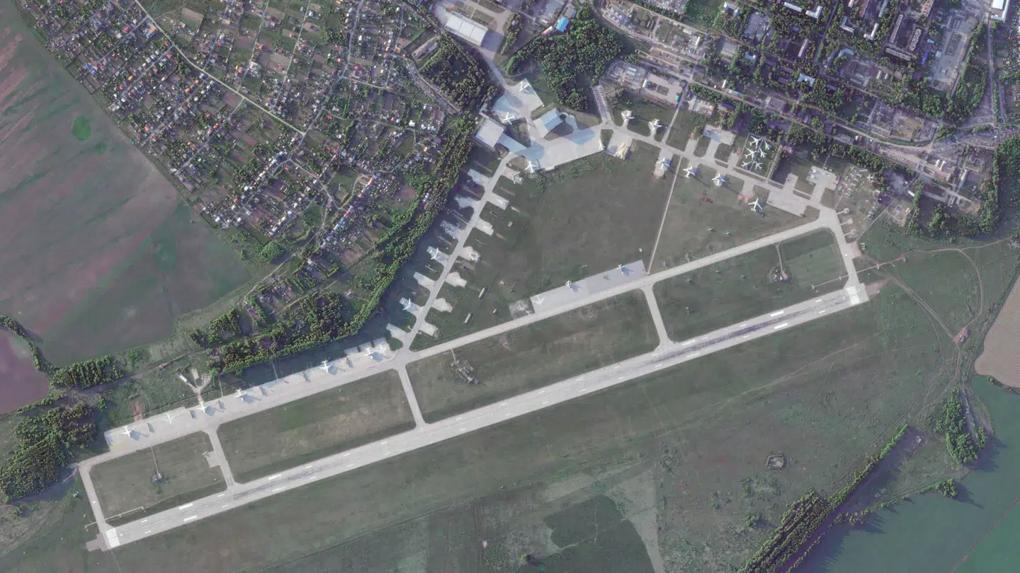 Planet Labs er en privat satellitaktør, der sælger billeder taget over blandt andet Rusland. Billedet er af en russisk luftbase, som forrige år blev angrebet med ukrainske droner.