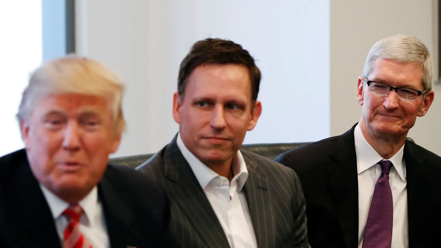 Peter Thiel sad i 2016 ved siden af Donald Trump under et møde med flere tech-direktører. Ved siden af ham ses Apples topchef, Tim Cook.