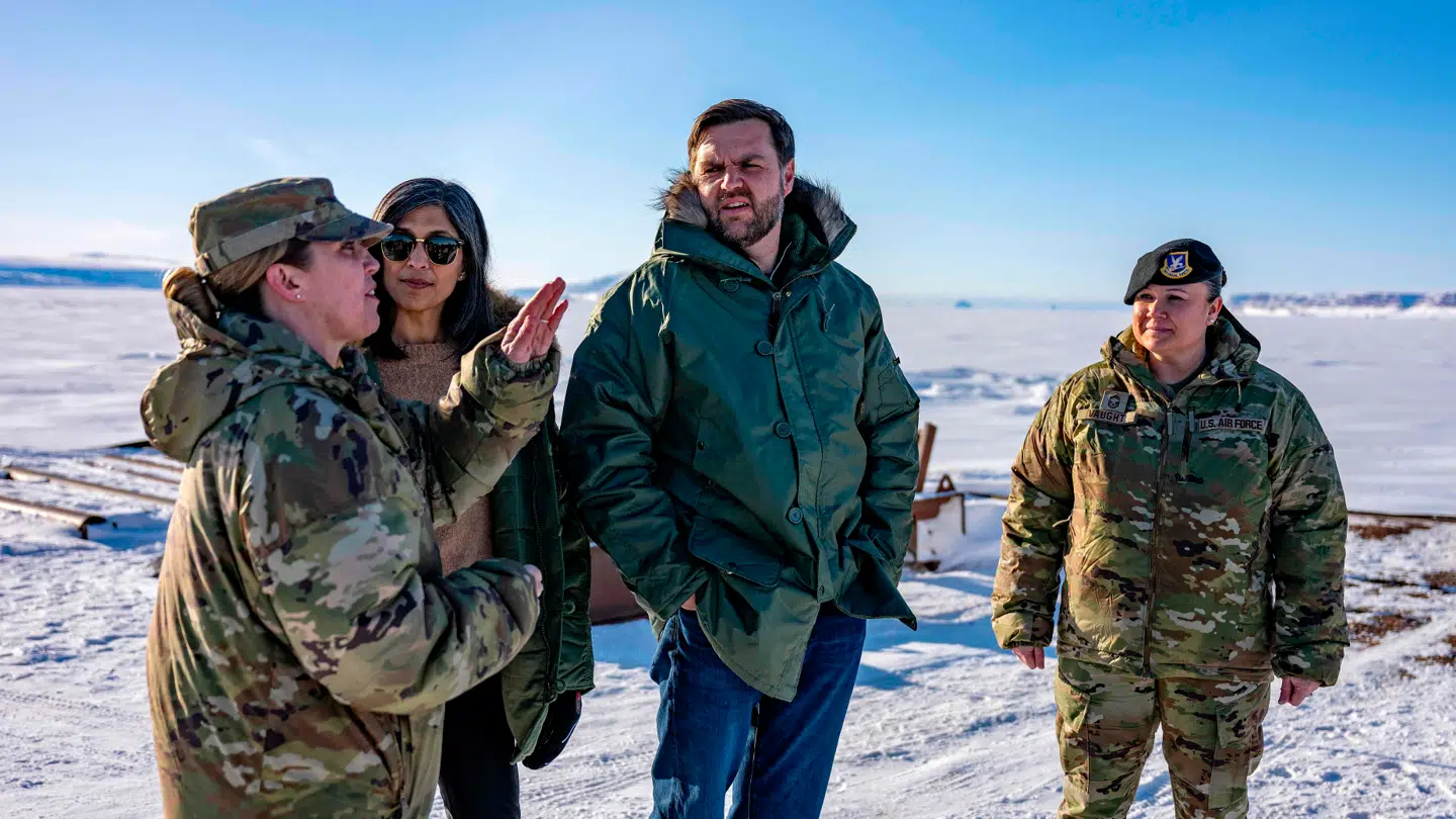 JD Vance og hans hustru, Usha Vance, besøgte den 28. marts 2025 den amerikanske militærbase Pituffik Space Base i Grønland.