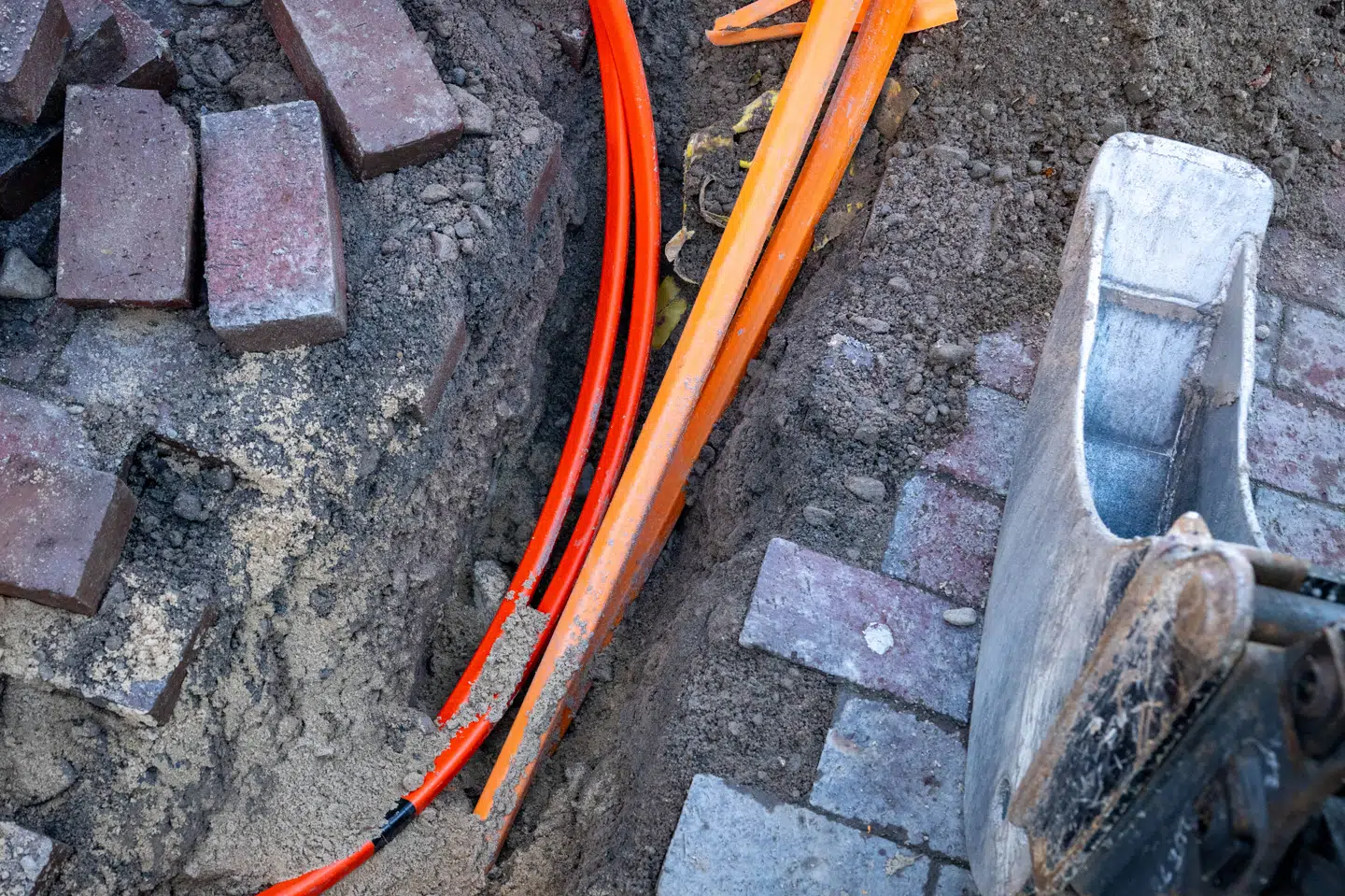 Maksimumpriserne for, hvad ejerne af de danske fibernet må tage i de kommende fem år, skal snart fastlægges, men TDC er blevet udelukket fra forhandlingerne af Konkurrence- og Forbrugerstyrelsen.