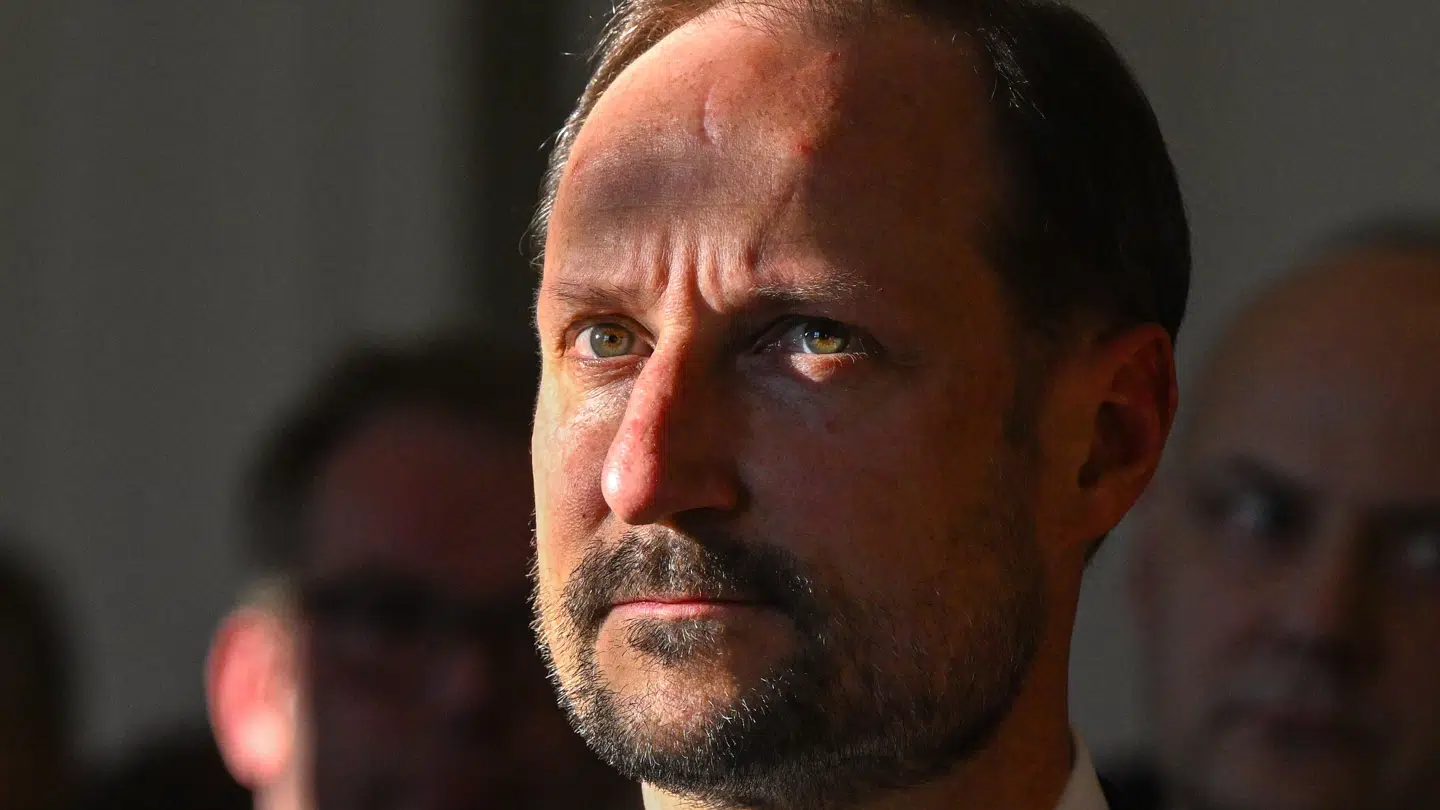 Den norske kronprins Haakon taler nu midt i sin families store krise.