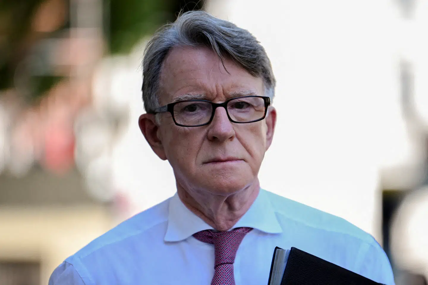 Peter Mandelson er nu under mistanke for ikke bare at være tætte venner med Jeffrey Epstein, men også for at have lækket fortrolige dokumenter til ham.
