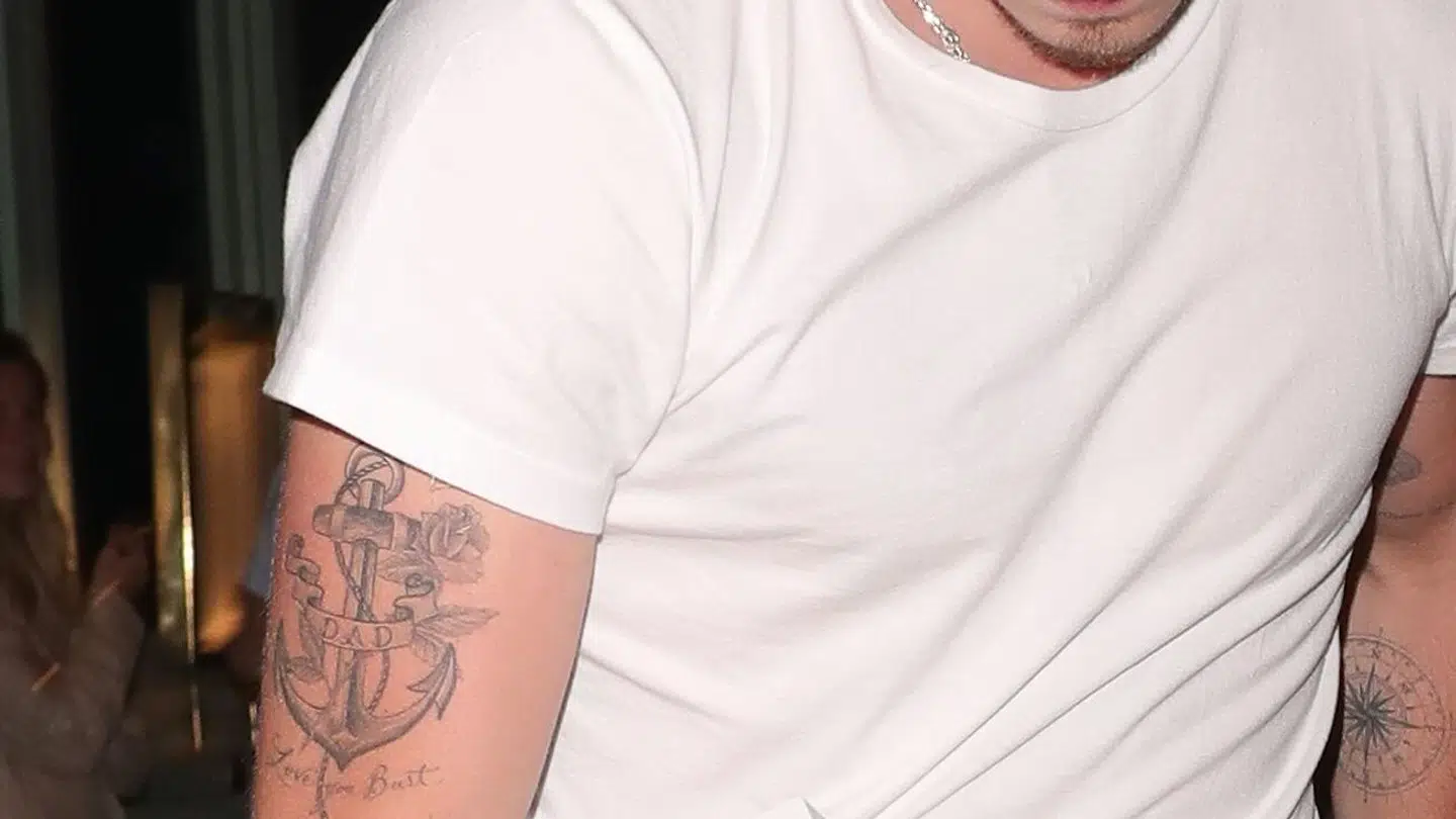 Tatoveringen plejede førhen at have klart og tydeligt 'far' skrevet i midten som på billedet her.