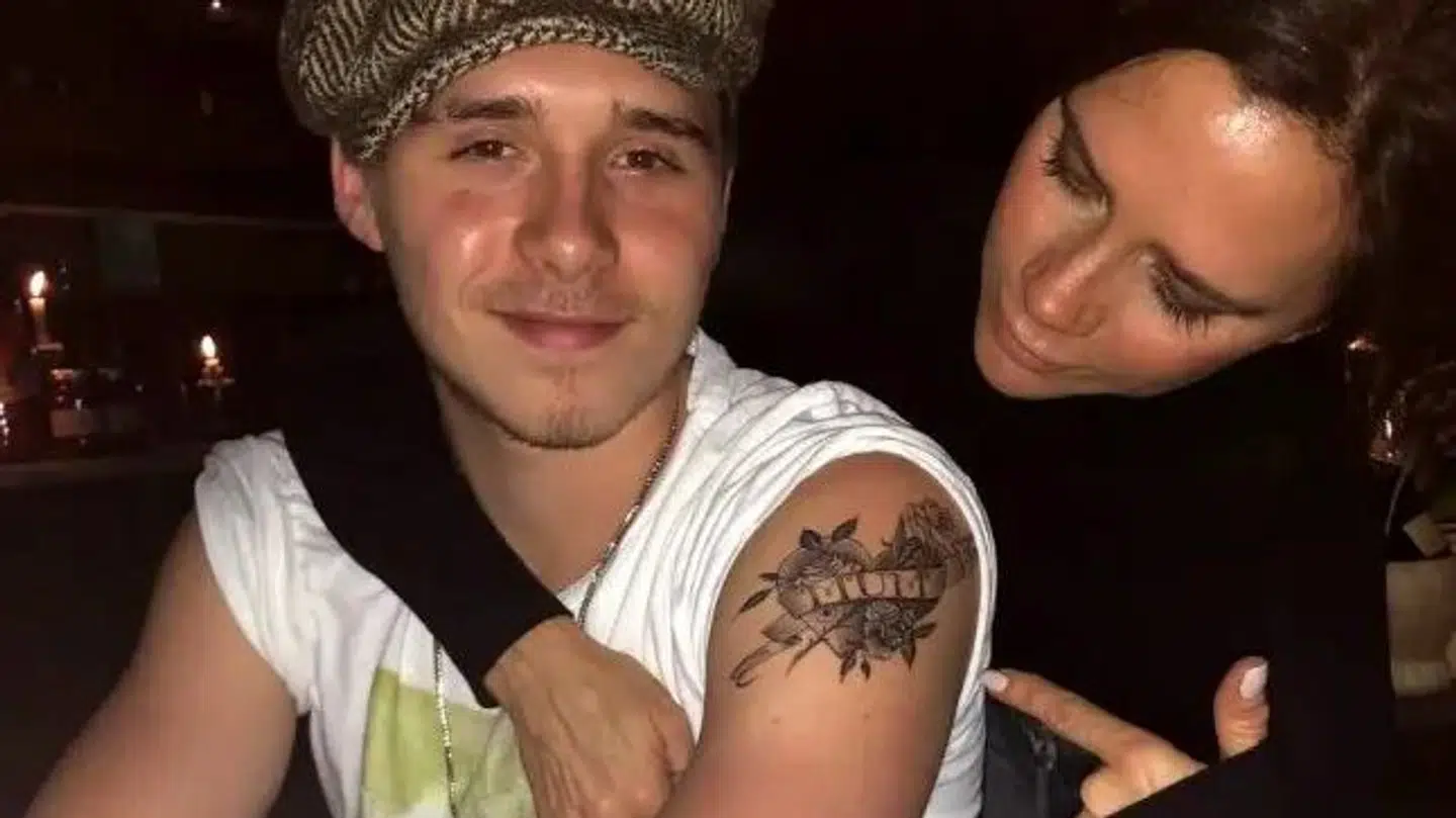 Dengang altid var fryd og gammen hos Beckham-familien. På billedet ses Brooklyn og mor-Beckham og den tatovering, der var dedikeret til hende.