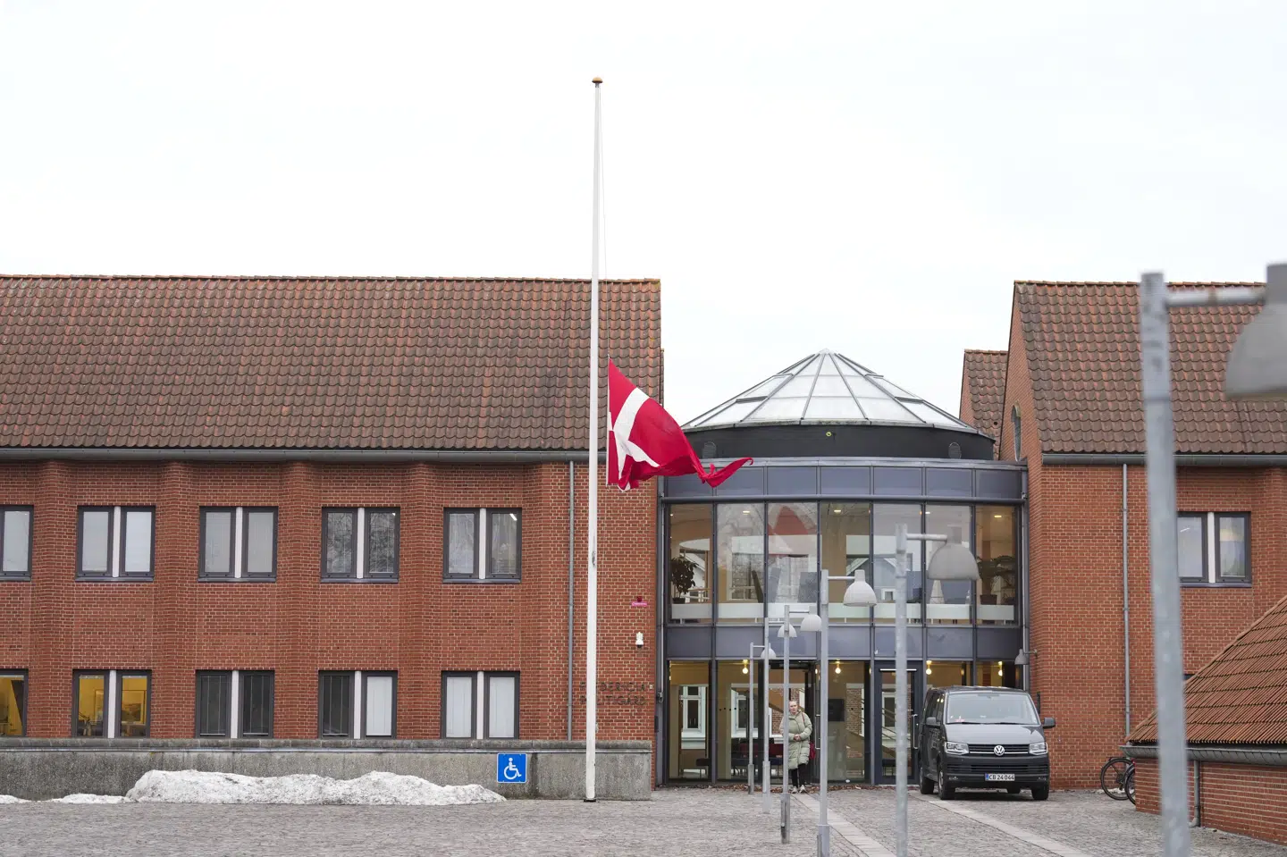 Flaget var på halv hos Fredericia Politistation den 29. januar, efter at en 43-årig mandlig betjent mistede livet i en ulykke. En 25-årig kvindelig betjent, der er under uddannelse, var også involveret i ulykken. Hun er meldt uden for livsfare.