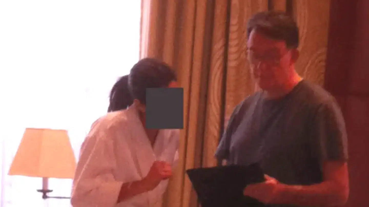 I Epstein-filerne ses Peter Mandelson med en kvinde, hvis ansigt er censureret. Foto: JOC