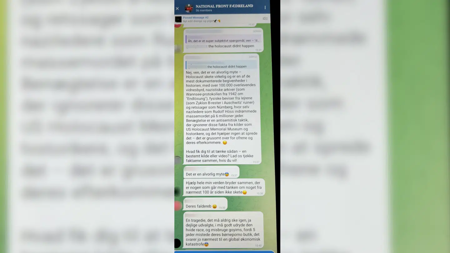 Her ses medlemmer af National Front Fædreland diskutere med en chatbot, mens de benægter holocaust, nazisternes folkemord på jøder.