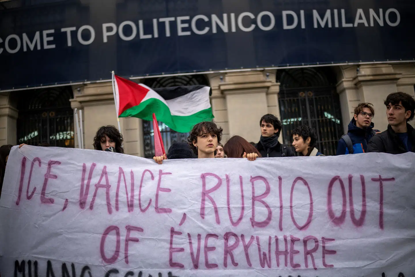 De første demonstrationer fredag formiddag fandt sted foran Det Polytekniske Universitet i Milano, hvor flere hundrede demonstranter var mødt op.
