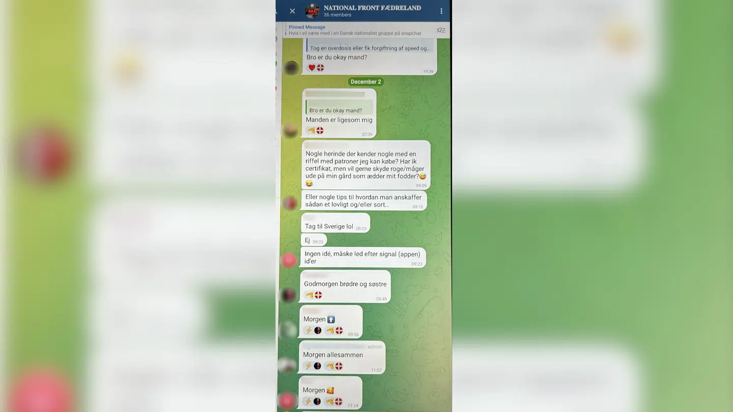 Her ses medlemmer af National Front Fædreland diskutere, hvordan man anskaffe sig et skydevåben.