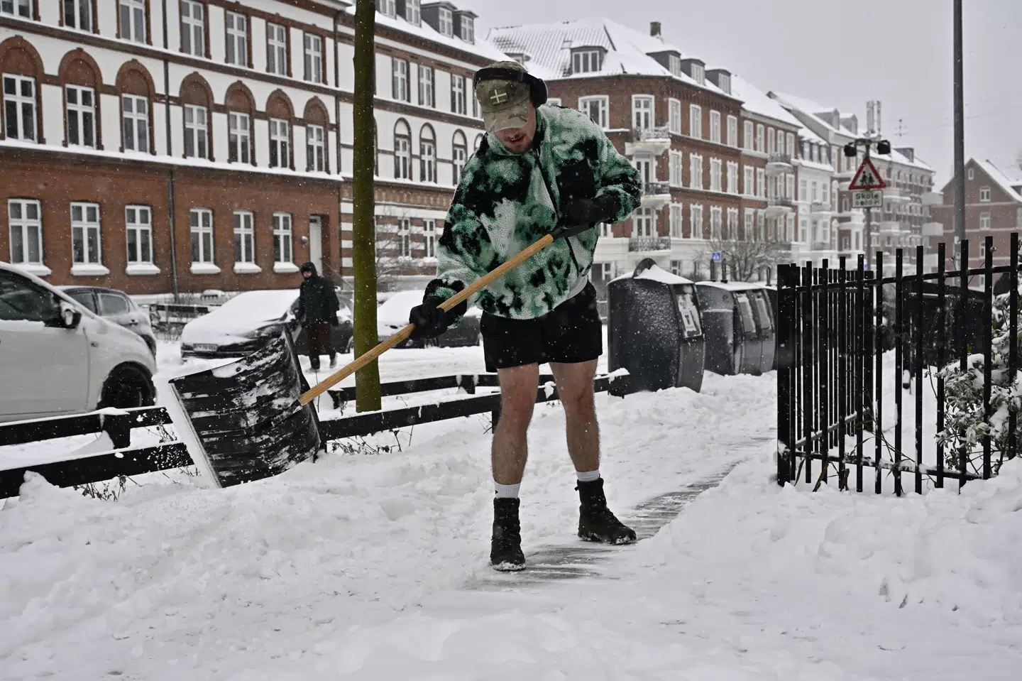 I Aarhus på Ny Munkegade blev der fredag skovlet og ryddet sne, mens mere kan falde henover de kommende dage.