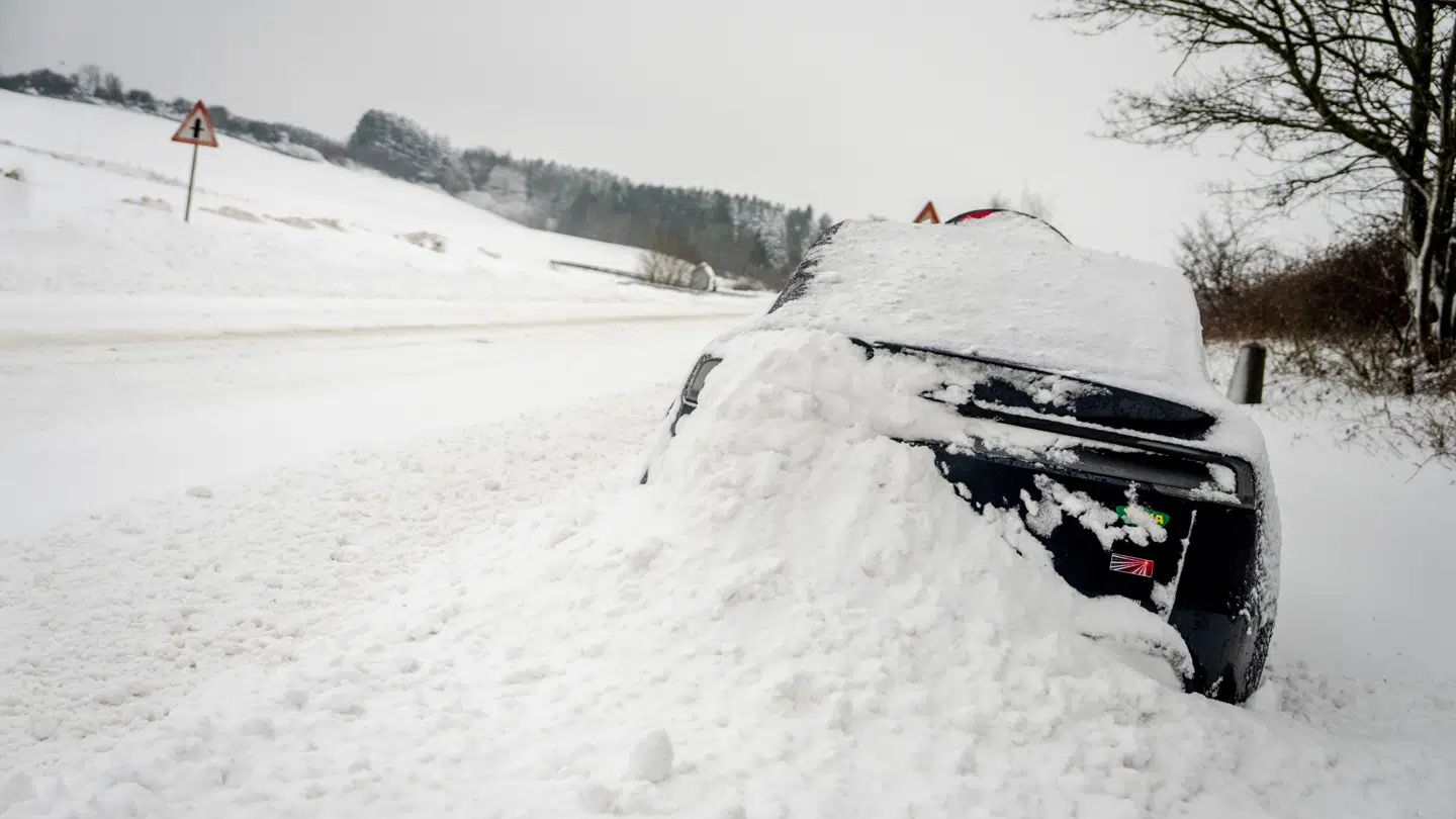 Ser din bil sådan ud, så sørg for at få den gravet fri. Der er nemlig mere sne og frost på vej.