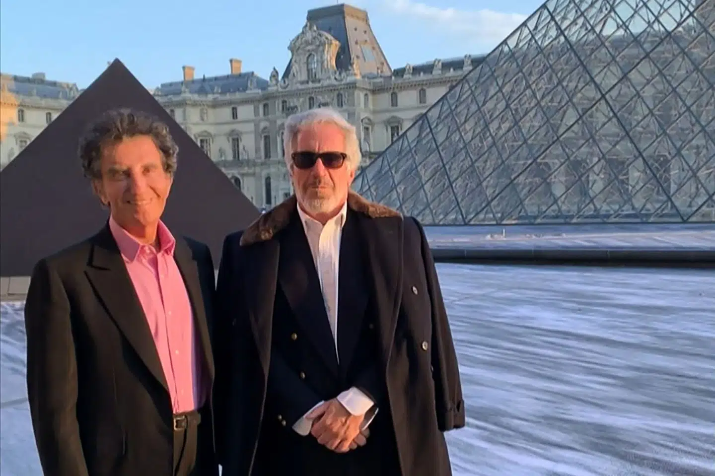 Et screenshot fra en video, som var blandt dokumenter relateret til efterforskningen af den afdøde finansmand Jeffrey Epstein, viser ham og Frankrigs tidligere kulturminister Jack Lang posere foran Louvre i Paris. (Arkivfoto).