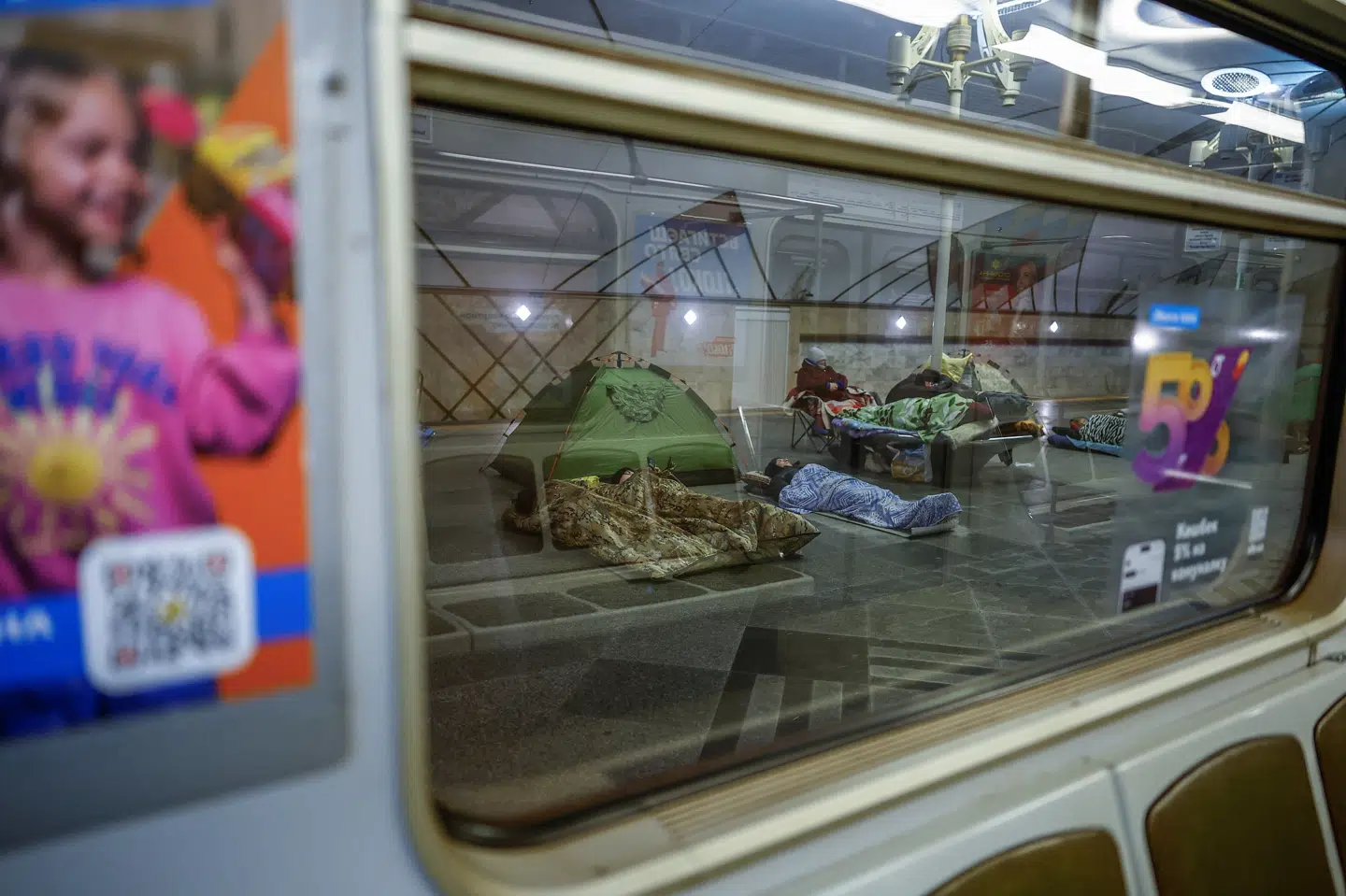 Flere borgere i Kyiv søgte lørdag i ly på en metro station i forbindelse med russiske angreb. Ukraines statslige operatør af elnettet oplyser, at et angreb har ramt landets energiinfrastruktur.