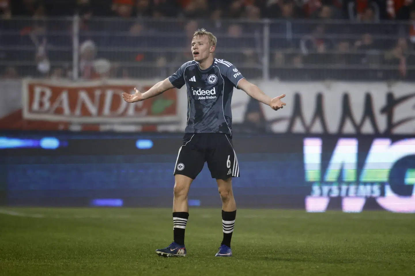 Oscar Højlund så uforstående ud, da han fredag fik sit andet gule kort og blev udvist i udekampen mod Union Berlin.