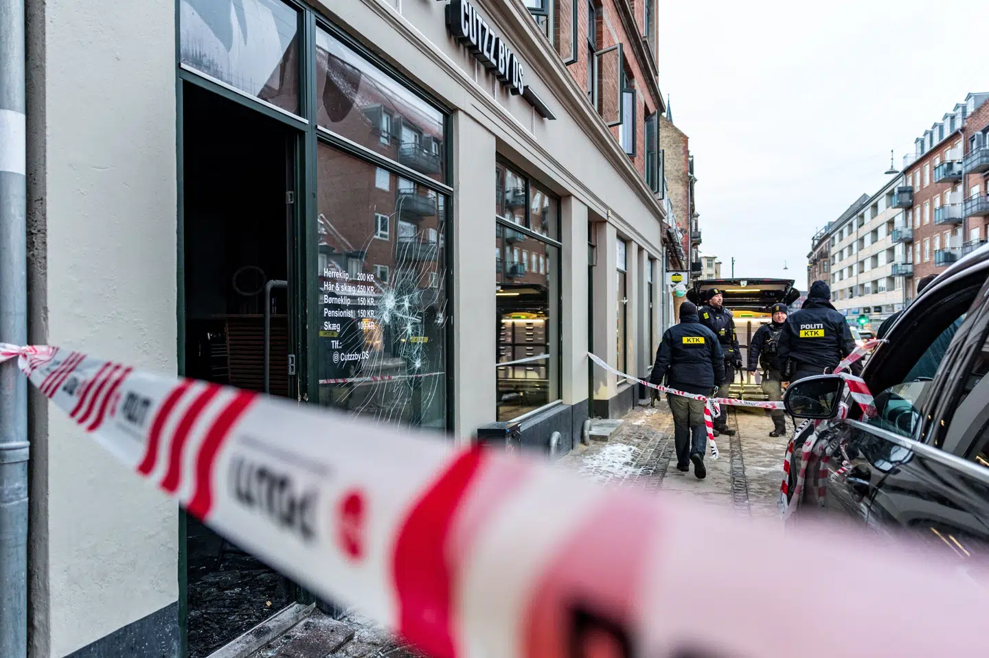 Politi og teknikere arbejdede ved en frisørsalon på Valby Langgade i København 29. januar 2026 i forbindelse med en brand. Nu har politiet anholdt en dreng i sagen. (Arkivfoto).