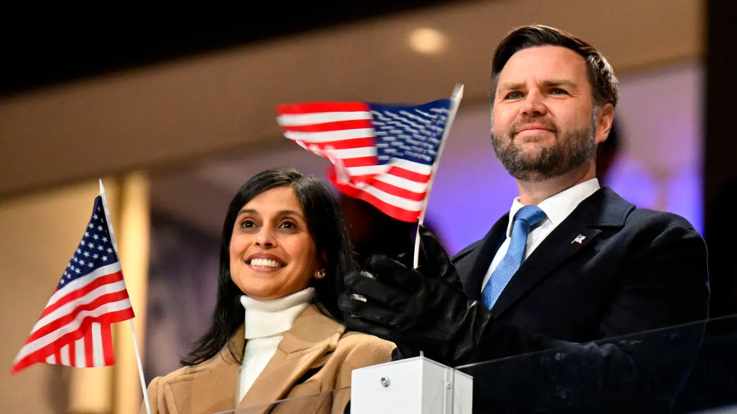 J.D. Vance deltog i åbningsceremonien med sin hustru – USAs andendame, Usha Vance.