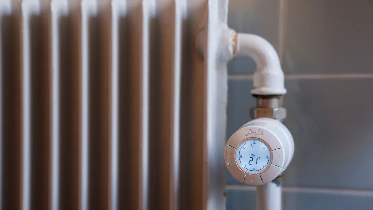 Et akut fjernevarmebrud får ny forsyningen til at udsende nødvarsel.