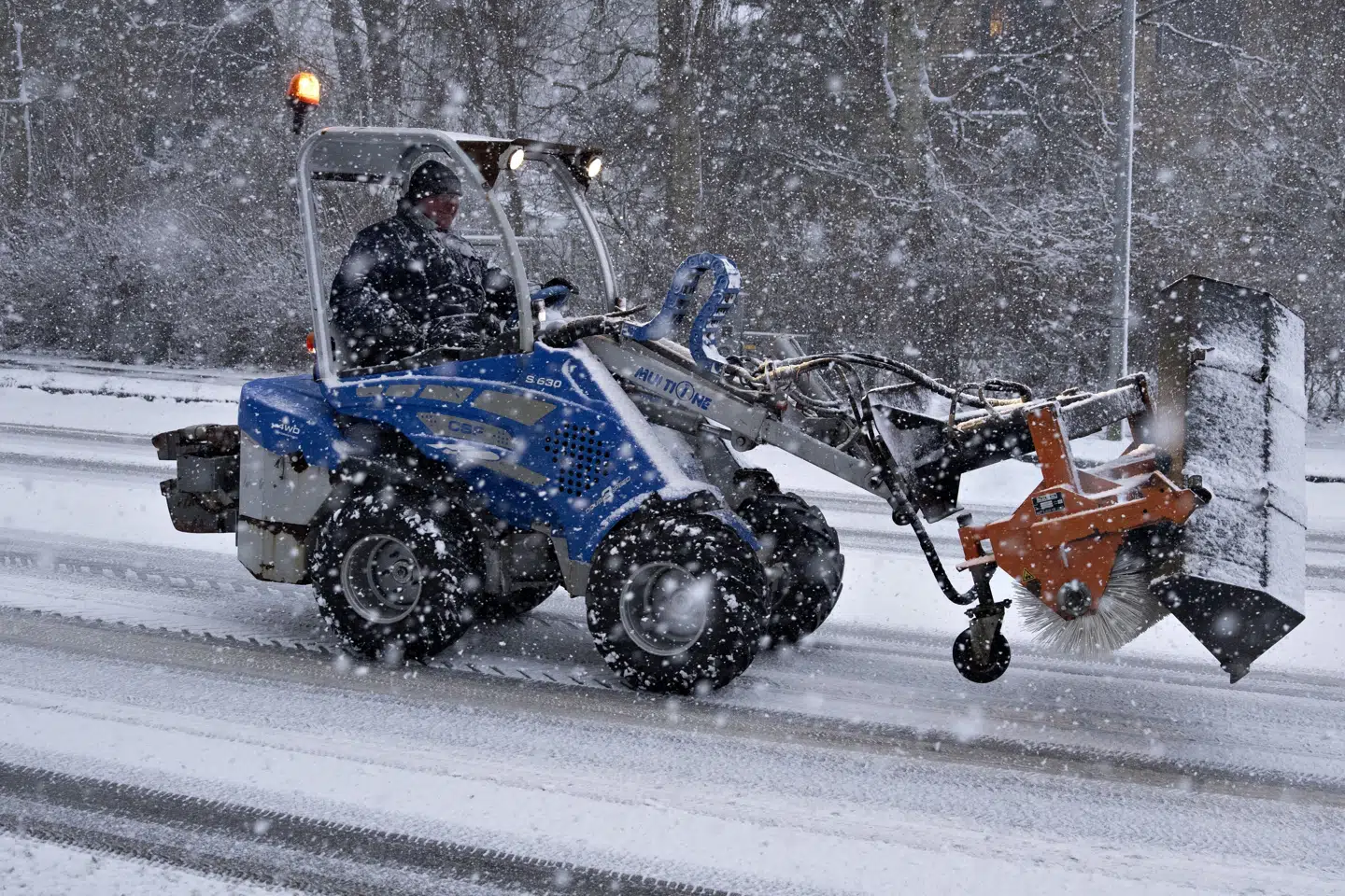 En snefejemaskine efter massive snefald tidligere i år. Københavns Kommune har brugt størstedelen af årets budget til snerydning og saltning. (Arkivfoto).