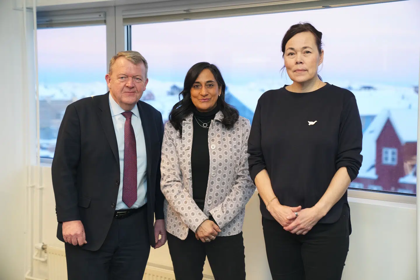 Canadas udenrigsminister Anita Anand (C) mødes med Lars Løkke Rasmussen og Vivian Motzfeldt lørdag.