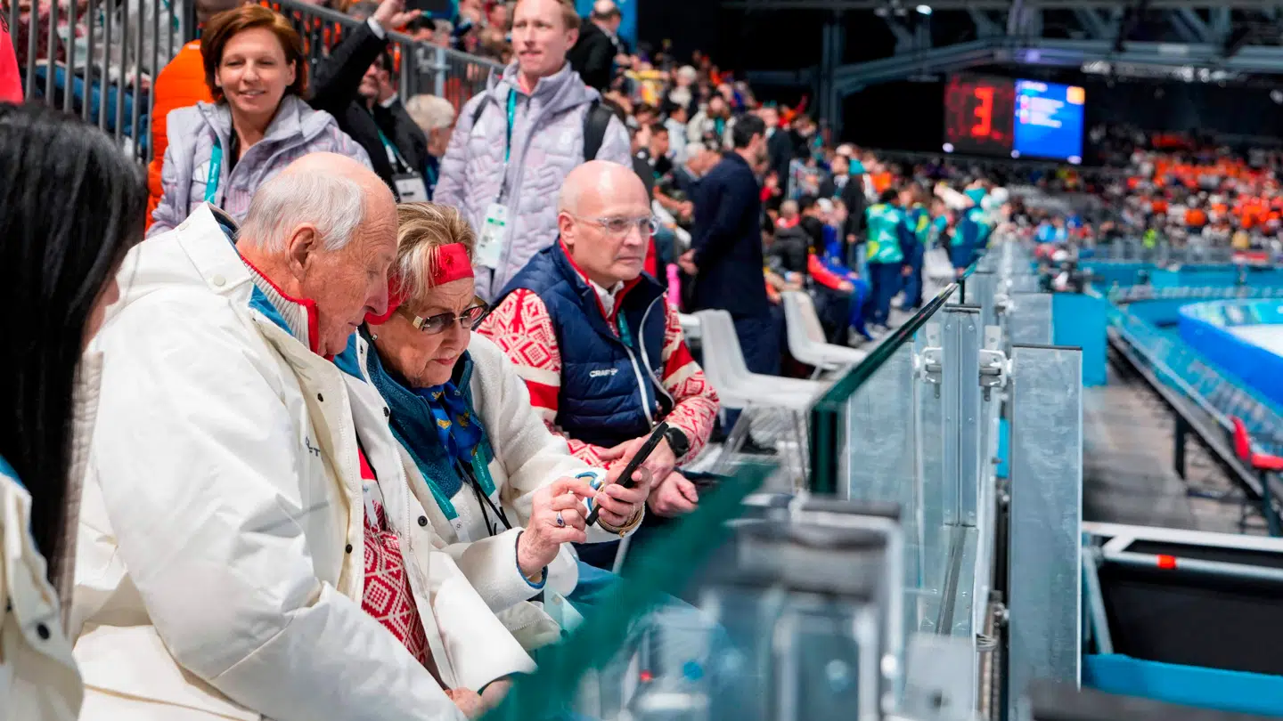 Kongeparret på plads i skøjtehallen i Milano.