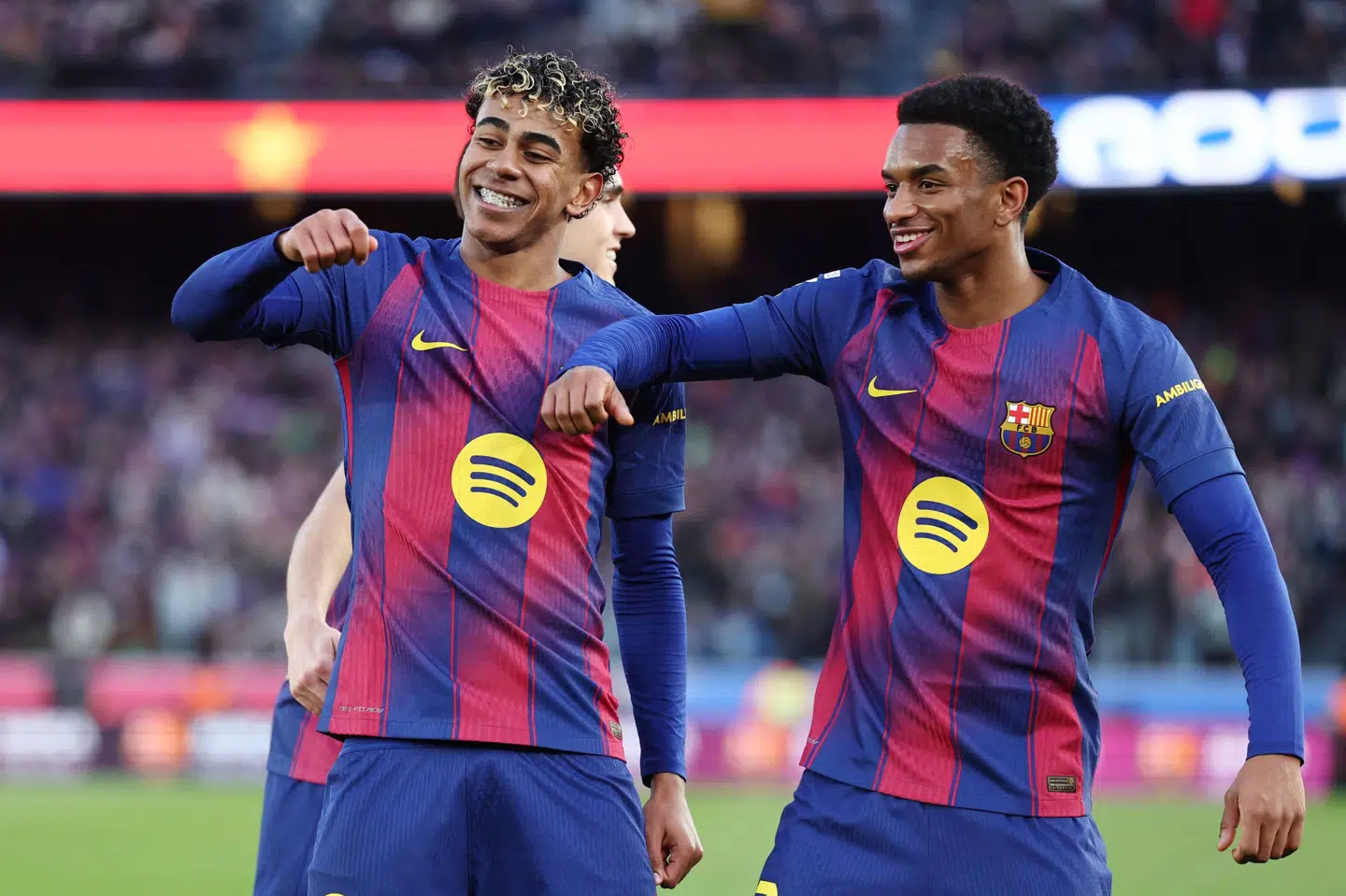 FC Barcelonas Lamine Yamal fejrer sin 2-0-scoring mod Mallorca sammen med holdkammeraten Alejandro Balde.