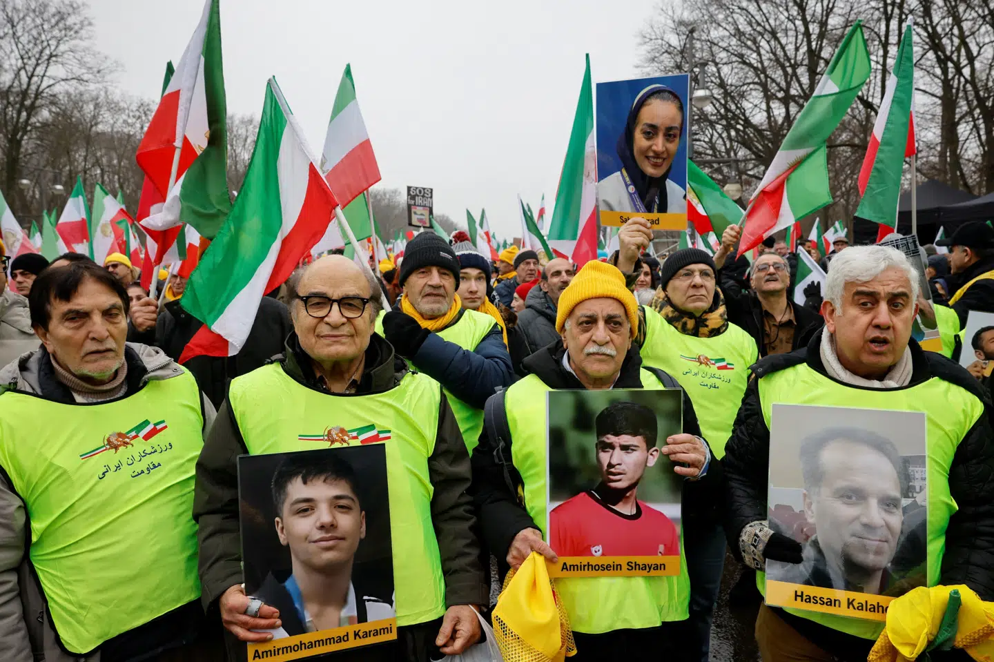 I Berlin har tusindvis af mennesker lørdag demonstreret med krav om, at det iranske styre omgående stopper brug af vold mod demonstranter i Iran. Demonstranterne, der primært består af støtter af en iransk oppositionsgruppe, kræver også stop for undertrykkelse og fængslinger af demonstranter i Iran. Samtidig er flere fremtrædende oppositionsfolk og aktivister blevet fængslet i Iran for at opfordre til valg og en overgang til demokrati.