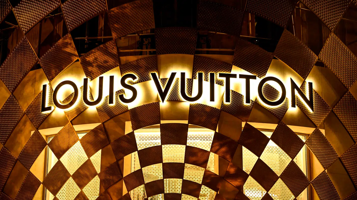 Luksusbrandet er særligt kendt for sine tasker og kufferter med monogram.