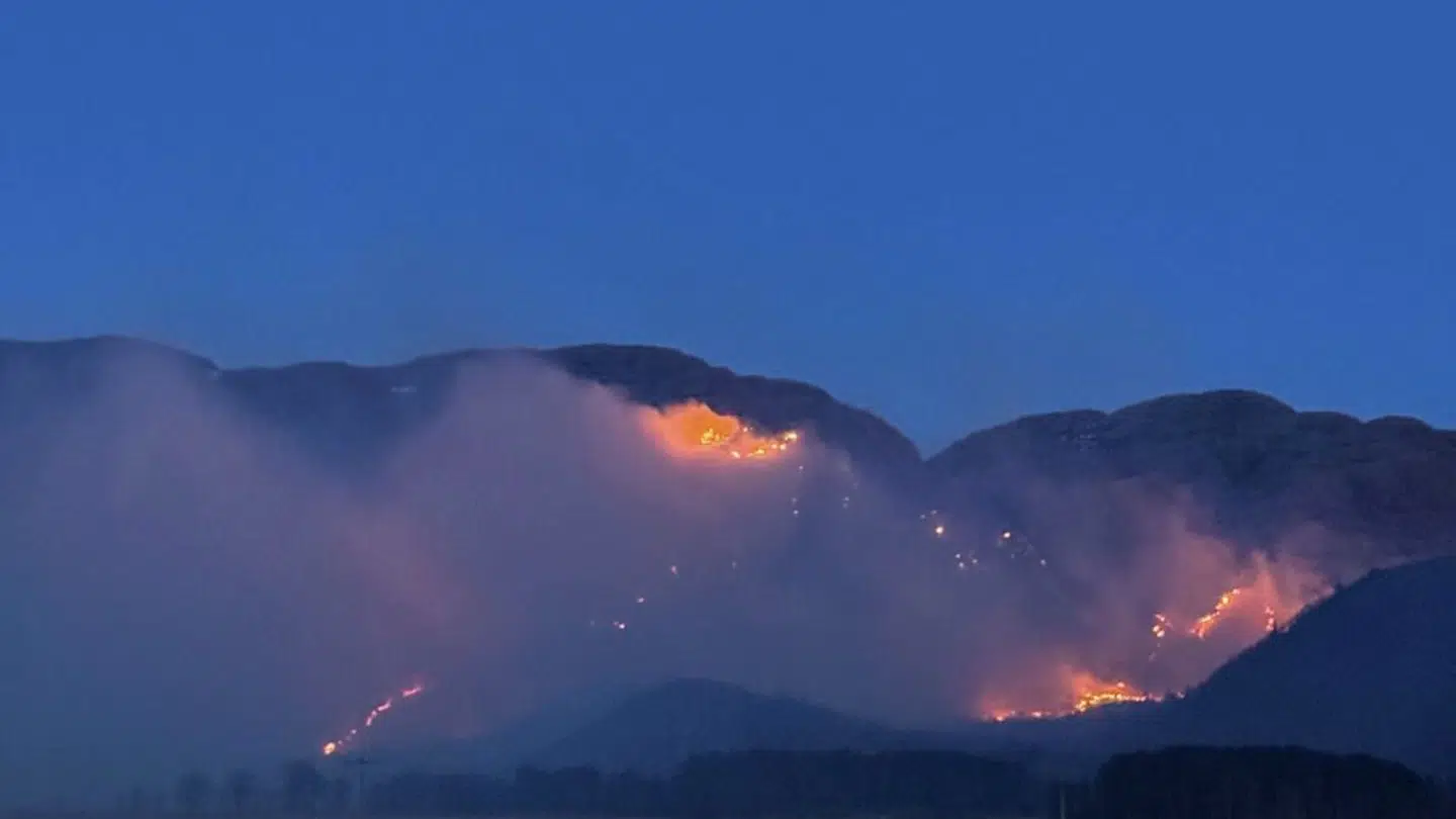 En større skovbrand brød lørdag aften ud i et område nord for Trondheim i Norge.
