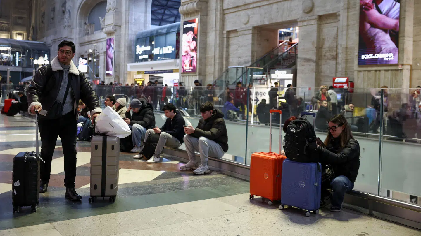 Den potentielle kabelsabotage har sat hundredvis af rejsende i venteposition på stationen i Milano.