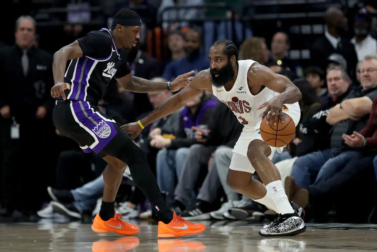 NBA-veteranen James Harden (til højre) scorede 23 point i sin debut for Cleveland Cavaliers, der vandt over Sacramento Kings.