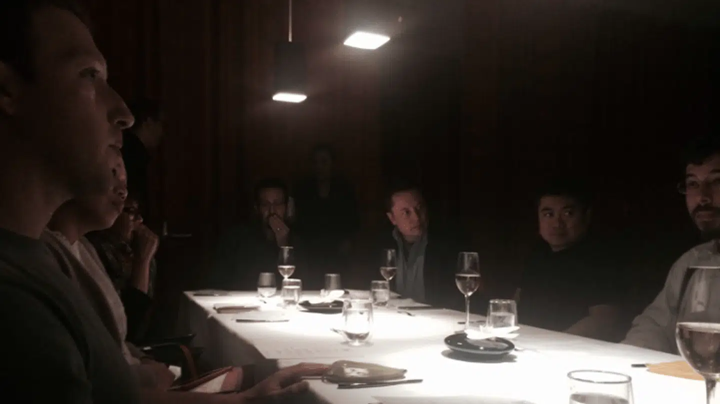 På billedet ses Meta-grundlægger Mark Zuckerberg og X- og SpaceX-ejer Elon Musk. Billedet har Jeffrey Epstein sendt til sig selv dagen efter, han planlagde en middag med de to i 2015. Det var syv år efter hans dom for rufferi.