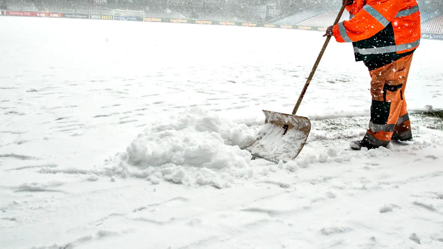 Arkivfoto af snerydning på AaBs hjemmebane i marts 2018.