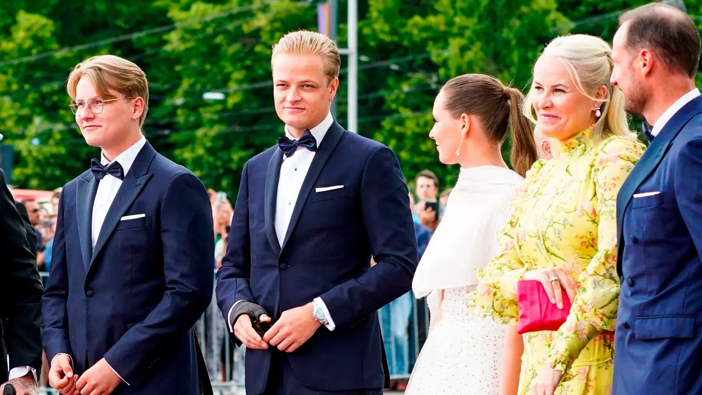 Marius Borg Høiby fotograferet mellem sine to yngre halvsøskende.