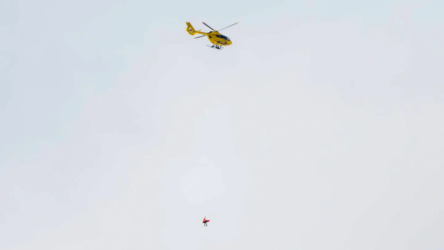 Lindsey Vonn bliver hentet i helikopter efter sit skrækstyrt ved OL.