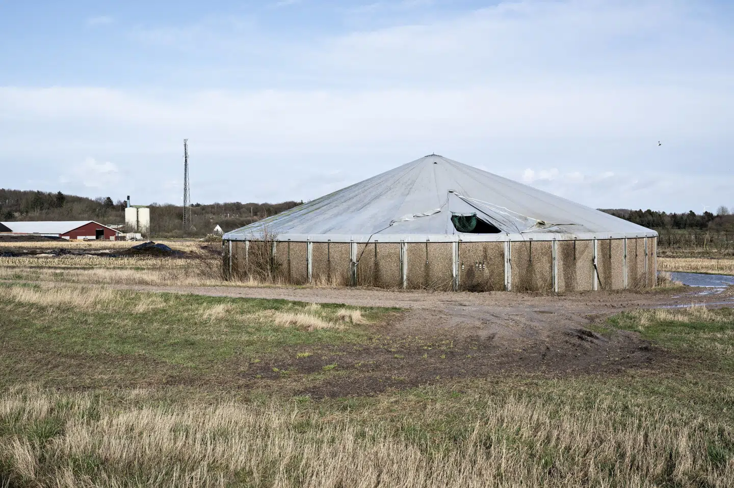 Ifølge indsatslederen mistænker landmanden selv, at udslippet fra hans gylletank kan skyldes smeltesne eller en defekt pumpe. Det er ikke gylletanken på billedet. (Arkivfoto).