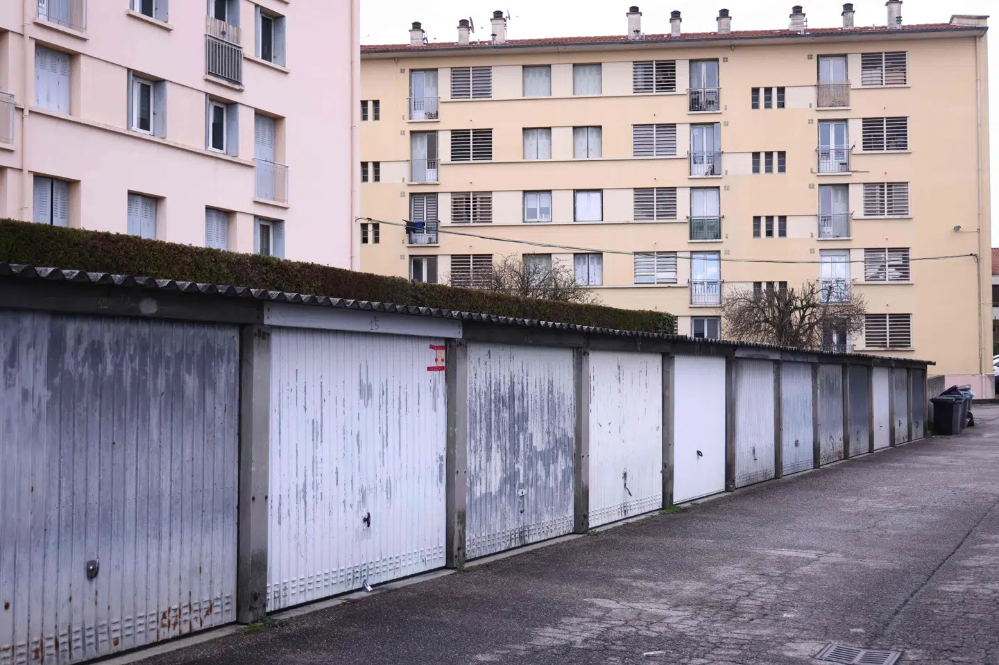 To kvinder blev fundet ilde tilredt i en garage fredag i det sydøstlige Frankrig i en mulig kidnapning om kryptovaluta. På døren til den pågældende garage har politiet markeret med et orange stykke papir og tape, at der er tale om et gerningssted. (Arkivfoto).