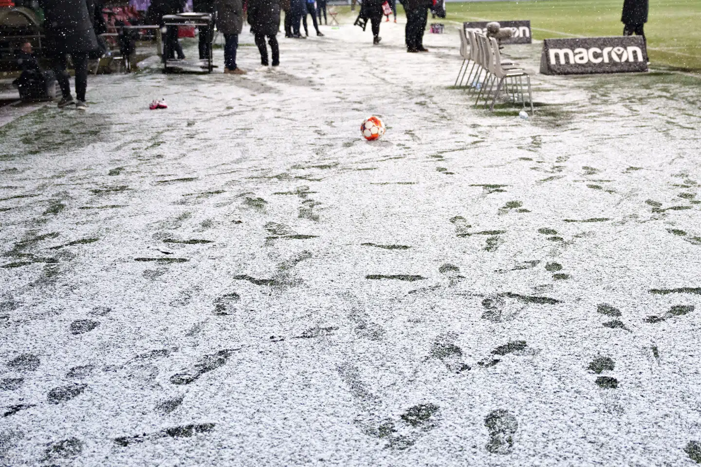 Sneen drillede og endte med at få udsat opgøret mellem AGF og OB i Superligaen fra fredag til mandag. (Arkivfoto).