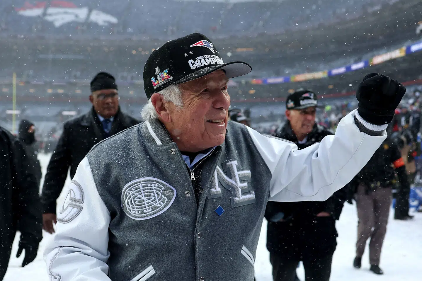 New England Patriots-ejer Robert Kraft fejrer, at hans hold igen er klar til Super Bowl efter en snefyldt semifinale mod Denver Broncos. (Arkivfoto).