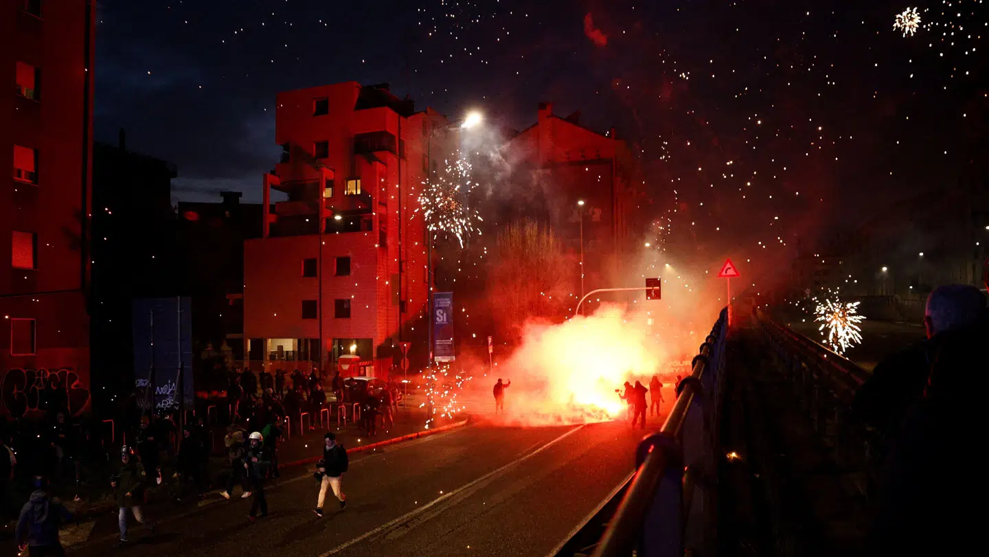 Demonstranter brugte angiveligt fyrværkeri mod politiet under demonstrationen.