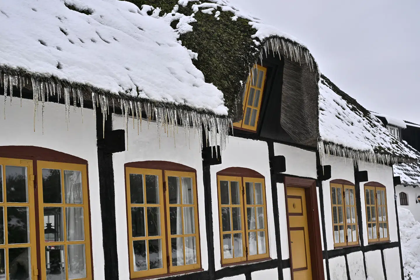 Det påhviler ejeren af en bygning at fjerne sne og istapper, så det ikke udgør en fare for fodgængerne, oplyser politiet. Her hænger istapper ned fra et hus på Samsø søndag den 8. februar.