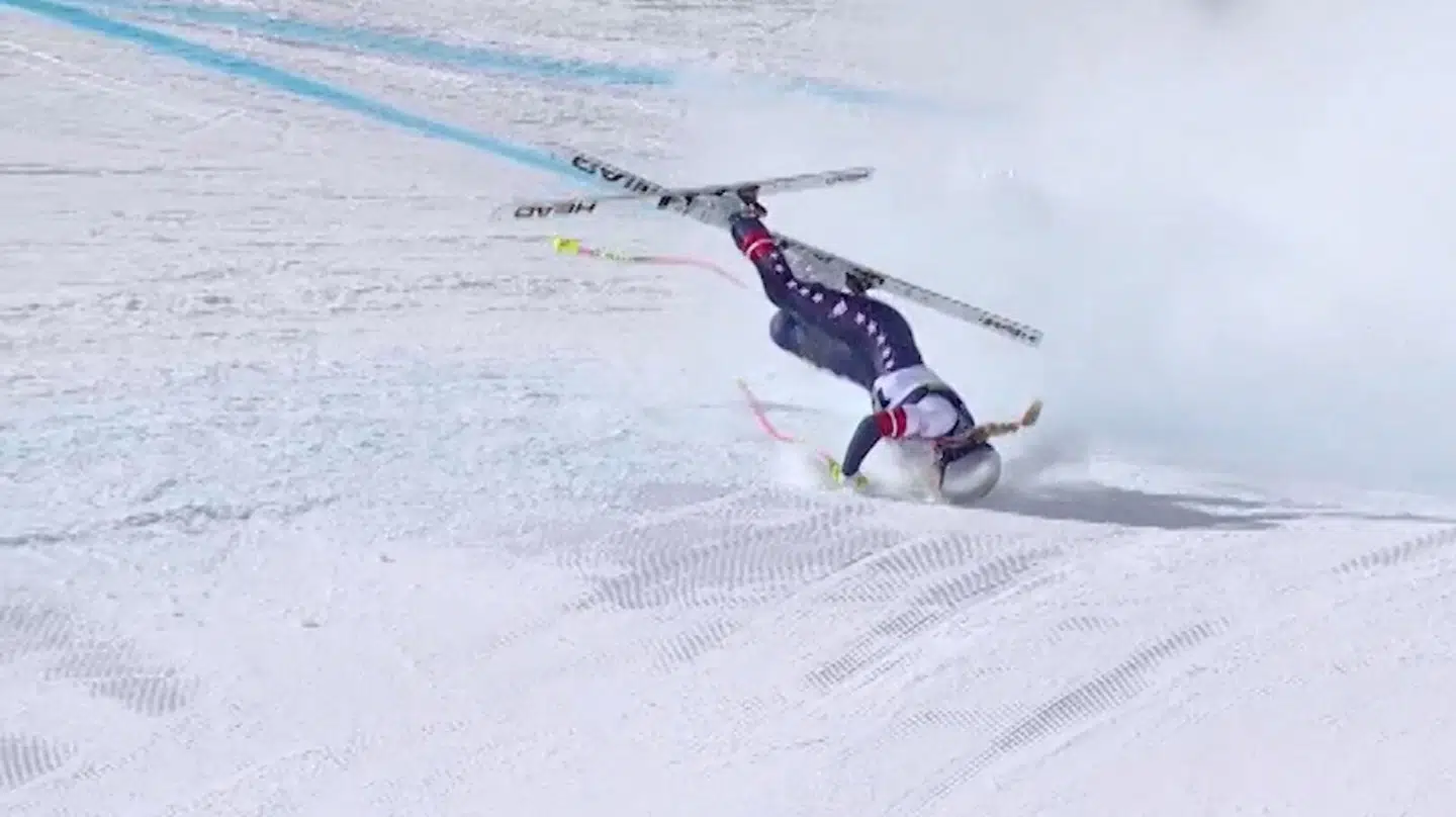 Lindsey Vonn ramte en port på vej ned ad pisten og styrtede.