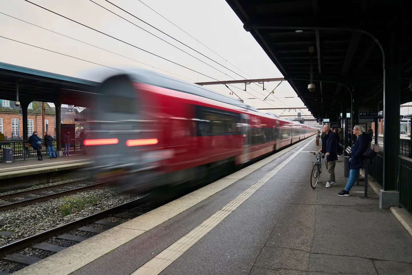 Passagererne på Langeskov station må af og til kigge forgæves efter de tog, der ellers skulle have standset på stationen. (Arkivfoto)